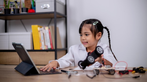 Gli studenti asiatici imparano a casa codificando auto robot e cavi elettronici in STEM STEAM matematica ingegneria scienza tecnologia codice informatico in robotica per bambini concetti