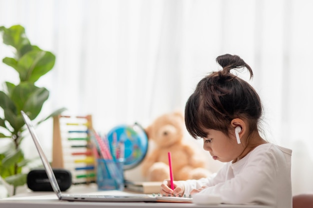 Gli studenti asiatici imparano a casa nella codifica di auto robot e cavi per schede elettroniche nel codice del computer STEM STEAM matematica ingegneria scienza tecnologia nel concetto di robotica per bambini