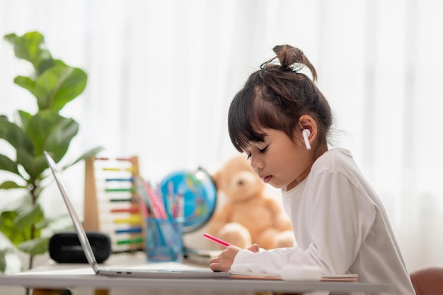 Gli studenti asiatici imparano a casa nella codifica di auto robot e cavi per schede elettroniche nel codice del computer STEM STEAM matematica ingegneria scienza tecnologia nel concetto di robotica per bambini