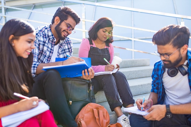 Gli studenti indiani mantengono le distanze e fanno i lavori a casa all'aperto