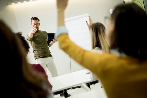 Gli studenti si alzano per rispondere alla domanda durante l&#39;allenamento del workshop