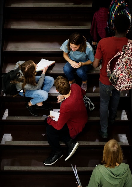 Gli studenti si rilassano sulle scale