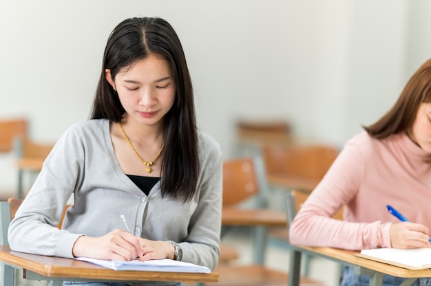 Gli studenti si siedono in classe all'università