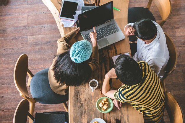 Gli studenti stanno facendo un brainstorming sul loro ultimo progetto di laurea.