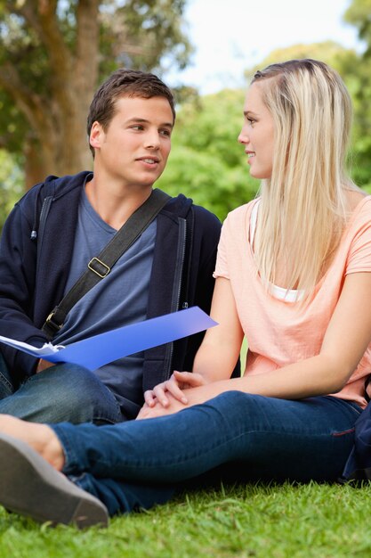 Gli studenti stanno rivedendo insieme