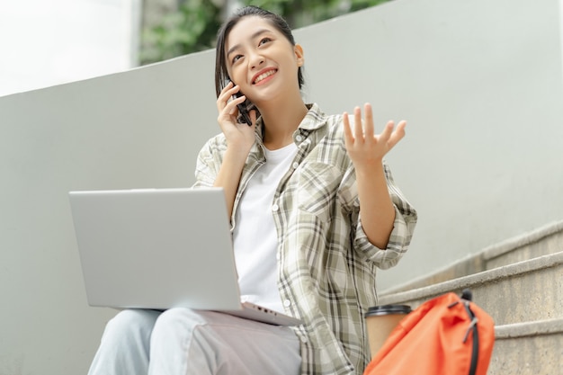 Gli studenti studiano alle scale