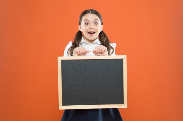 Gli studenti valutano gli insegnanti felici giorno 1 settembre la piccola ragazza dimostra l'annuncio