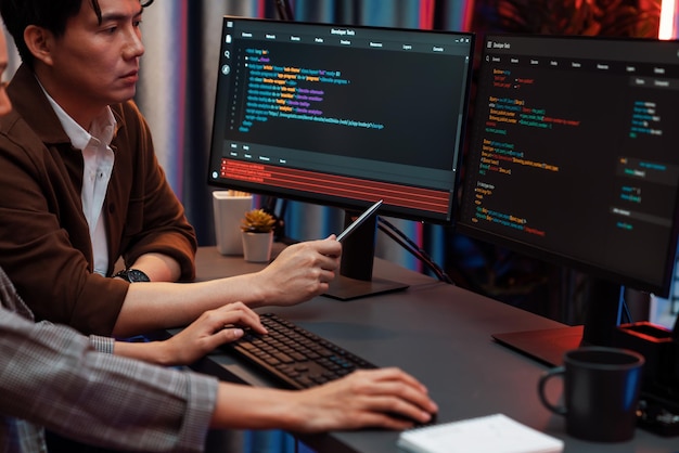 Gli sviluppatori discutono con il sistema di codifica del sito web infobahn