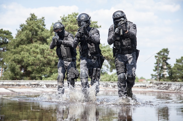 Gli ufficiali di polizia di speculazione SWAT nell&#39;acqua