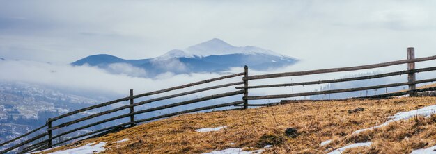 Gli ultimi giorni dell'inverno tra le montagne dell'Ucraina, fitta nebbia. Carpazi.