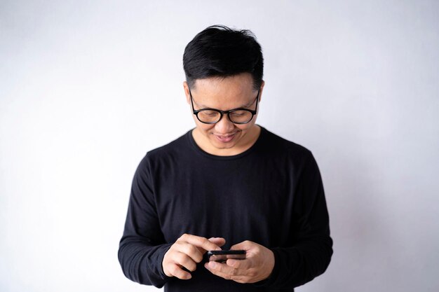 Gli uomini asiatici usano gli smartphone per trovare ciò che gli interessa
