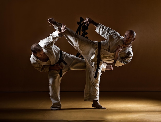 Gli uomini che praticano il kyokushin a tutta lunghezza