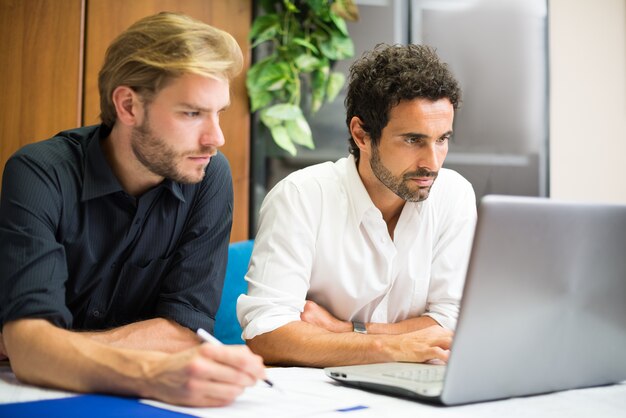 Gli uomini d&#39;affari al lavoro nel loro ufficio