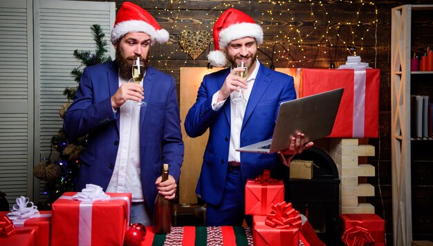 Gli uomini d'affari bevono champagne celebrano il successo I colleghi festeggiano il nuovo anno Rivedi il successo aziendale Concetto di celebrazione Festeggia l'anno di successo Gli uomini partner commerciali bevono champagne