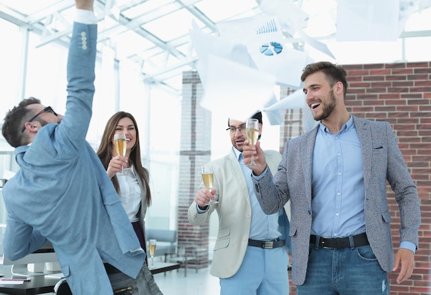 Gli uomini d'affari celebrano con successo sul posto di lavoro il concetto di lavoro di squadra