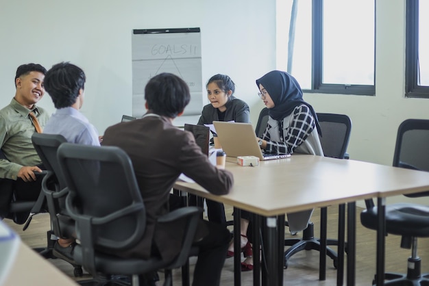 gli uomini d'affari che si incontrano nella strategia e negli obiettivi di pianificazione dell'ufficio condividono insieme idee e discussioni