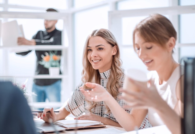 Gli uomini d'affari discutono di qualcosa in piedi nel concetto di business dell'ufficio