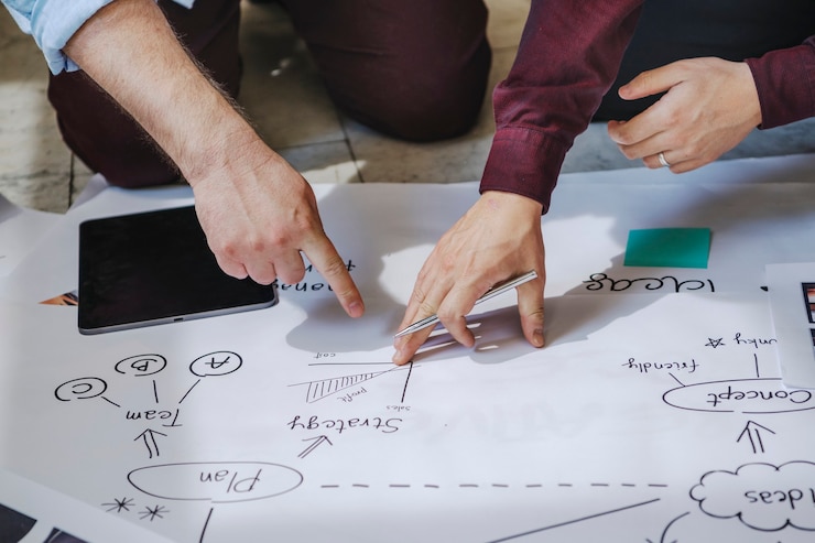 Foto gli uomini d'affari fanno brainstorming di idee usando un grafico