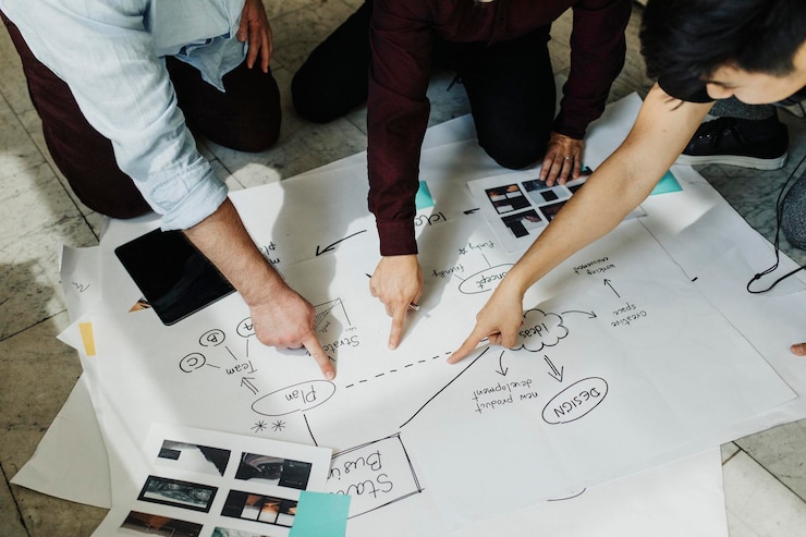 Foto gli uomini d'affari fanno brainstorming di idee usando un grafico