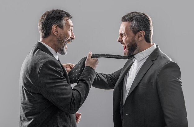 Gli uomini d'affari hanno un conflitto in studio conflitto di uomini d'affari che gridano foto di uomini d'affari