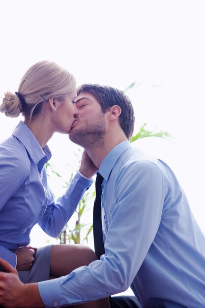 gli uomini d'affari innamorati trascorrono momenti romantici sul posto di lavoro