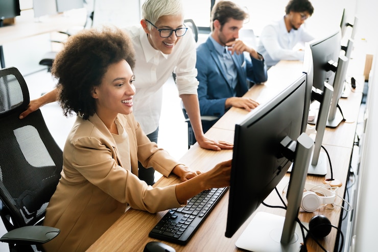Foto gli uomini d'affari lavorano per conferenze e riunioni in un ufficio moderno