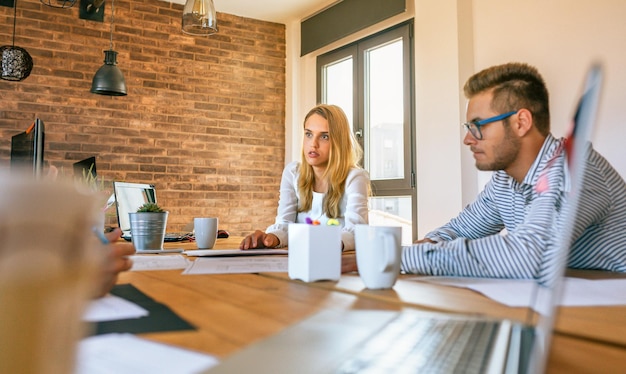 Gli uomini d'affari non sono d'accordo in un incontro di lavoro in ufficio