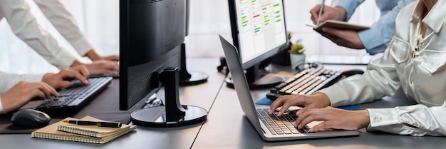 Gli uomini d'affari pianificano il tempo e la scadenza per il compito dell'azienda Trailblazing