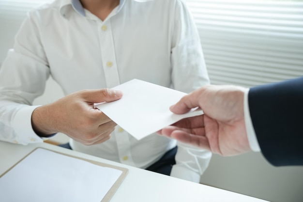 Gli uomini d'affari ricevono uno stipendio o bonus dalla direzione o dal capo dell'azienda che danno ricompense per incoraggiare il lavoro.