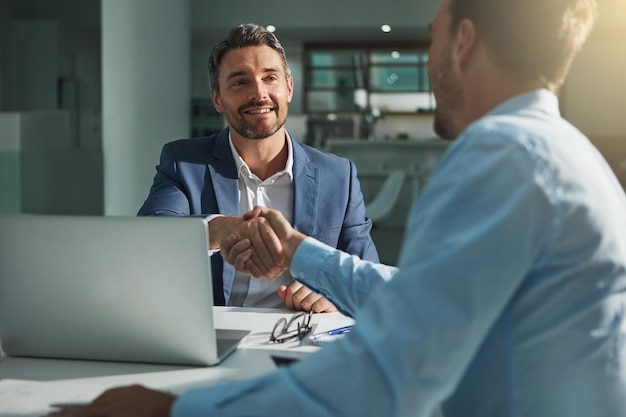 Gli uomini d'affari si stringono la mano e intervistano il successo o il reclutamento occupazione e assunzione in carica Uomini d'affari e dirigenti che stringono la mano a un nuovo dipendente o collaborazione su un accordo o una partnership