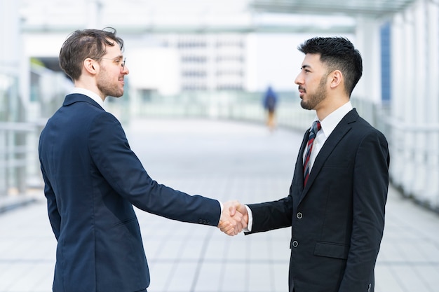 Gli uomini d'affari si stringono la mano