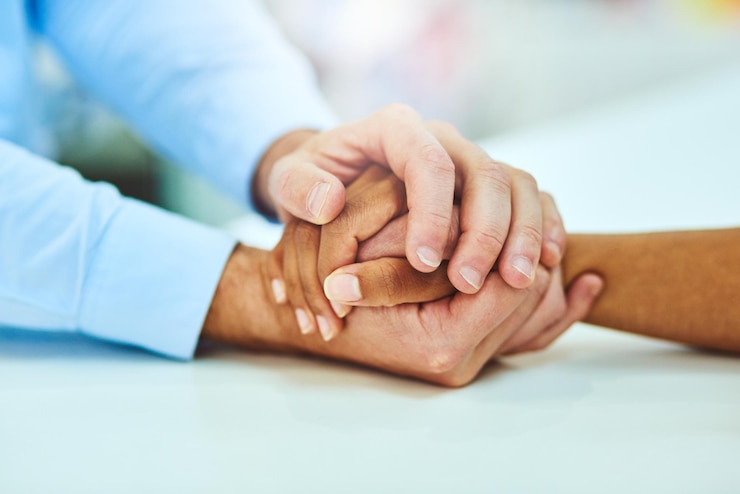 Foto gli uomini d'affari si tengono per mano e si confortano con il supporto, l'empatia e la compassione in ufficio, i dipendenti toccano le palme o il consulente con la simpatia, ringraziano e si incontrano con la cooperazione o la partnership.