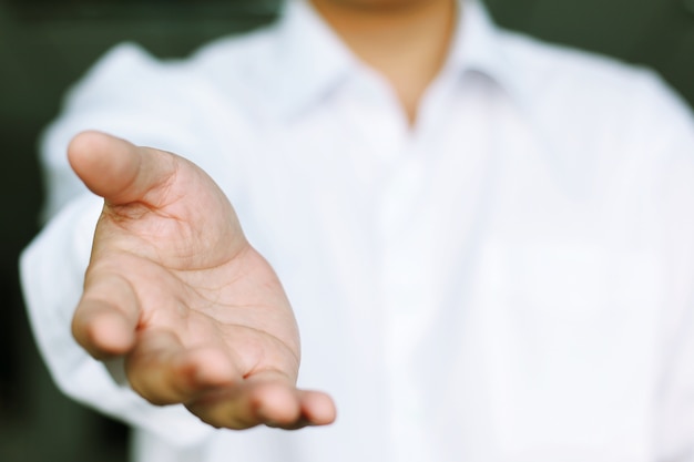 Gli uomini d&#39;affari stanno a portata di mano salutando alcune persone