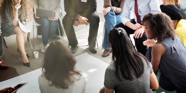 Gli uomini d&#39;affari stanno avendo una discussione