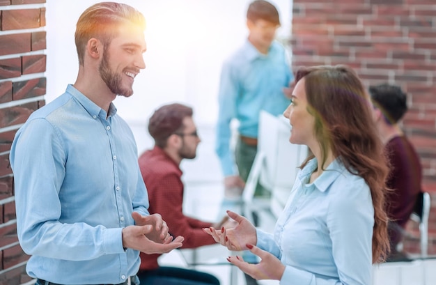 Gli uomini d'affari stanno discutendo in ufficio