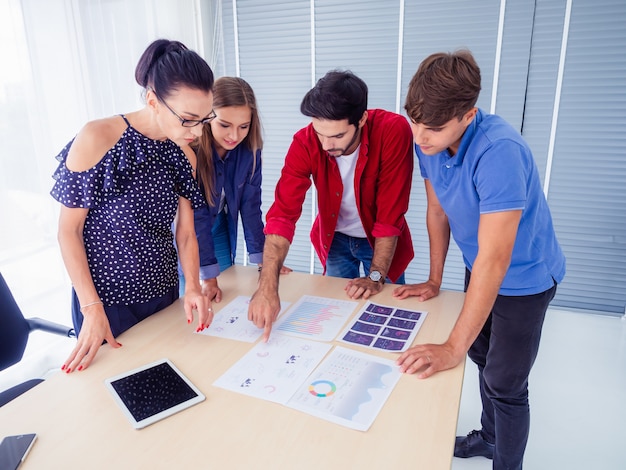 Gli uomini d'affari stanno lavorando insieme e si incontrano per discutere la situazione per affari, concetto di business