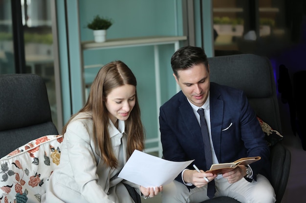 Gli uomini d'affari sul posto di lavoro stanno discutendo una strategia di lavoro per fare affari