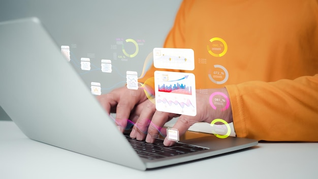 Gli uomini d'affari utilizzano i computer per analizzare le attività e gestire i dati aziendali.