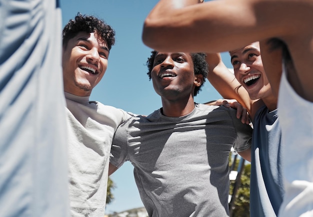 Gli uomini di forma fisica supportano il circolo e il team building in natura per l'esercizio di allenamento o la partita di gioco o la competizione Sorridi felice o ridendo amici sportivi persone o studenti in riunione motivazionale