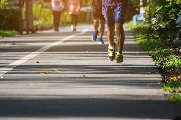 Gli uomini fanno jogging nel parco.