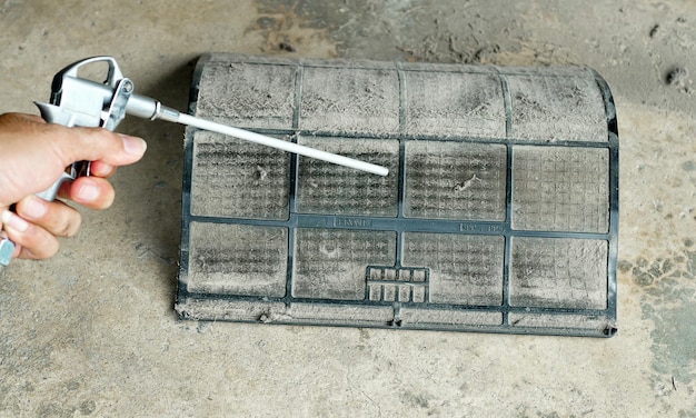 Gli uomini usano il ventilatore per pulire i filtri del condizionatore d'aria filtro sporco condizionatore d'aria