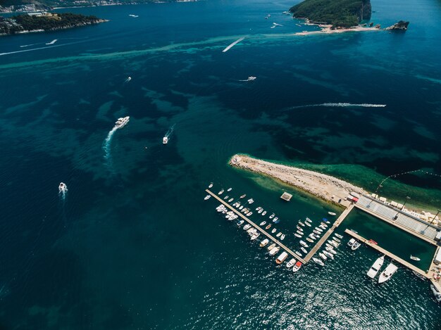 Gli yacht attraccano sul molo vicino alla città