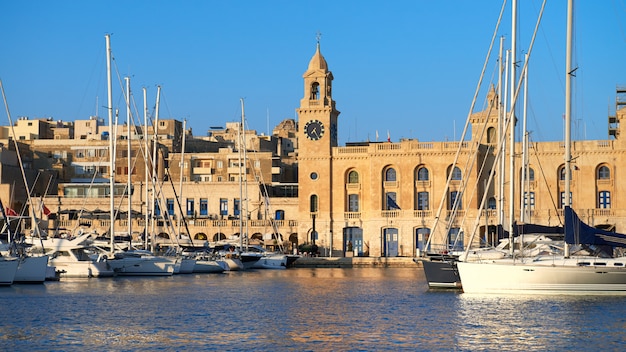 Gli yacht e le barche ormeggiate di fronte al Museo marittimo di Malta. Vittoriosa, Malta