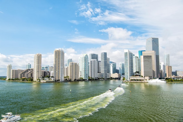 Gli yacht navigano sull'acqua di mare verso la città di Miami USA