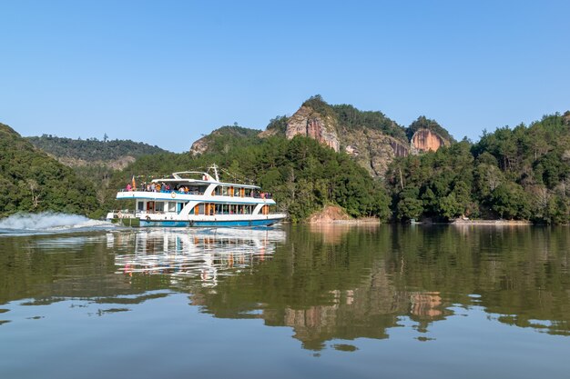 Gli yacht sul lago trasportano passeggeri per visitare montagne e laghi