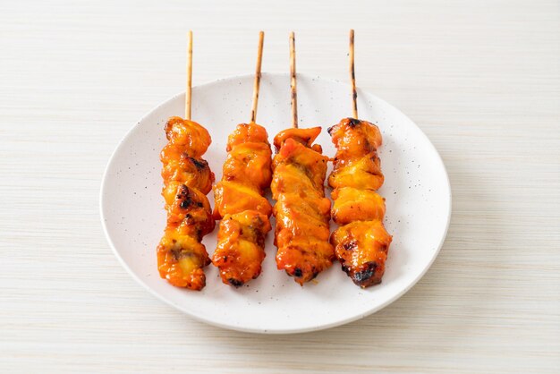 Gli yakitori allo spiedo di pollo alla griglia servono in stile izakaya - stile di cibo asiatico