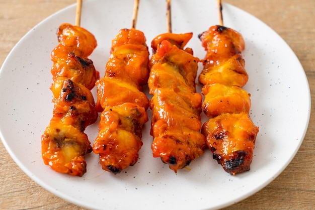 Gli yakitori di spiedini di pollo alla griglia servono in stile izakaya