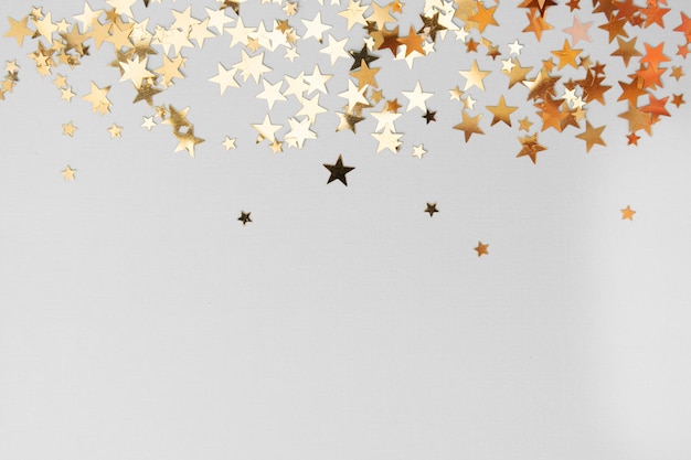 Glitter a forma di stella su sfondo bianco di Natale astratto con spazio di copia