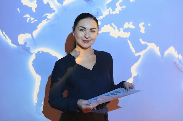 Globo concetto di business felice donna d'affari con sfondo mappa del mondo
