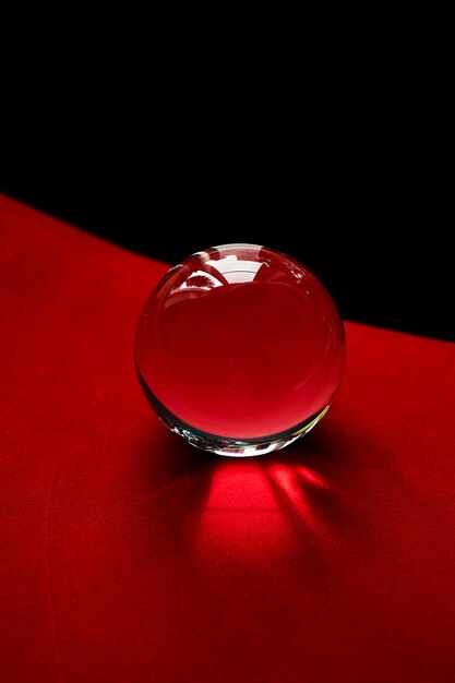 Globo di vetro o goccia d'acqua su uno sfondo di velluto rosso e nero paperClean and Shine